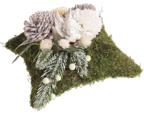 Weihnachtliches Dekoherz aus Moos mit einer Engelsfigur, Tannenzweigen, Zapfen und Blumen als festliche Tischdekoration.