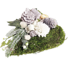 Dekoratives Herz mit Moos Zapfen Kunstblumen und Tannenzweigen als Winter oder Grabschmuck