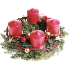 Adventskranz mit vier Stumpenkerzen, Tannenzweigen, Zapfen, Weihnachtskugeln und Sternen für die Weihnachtsdekoration