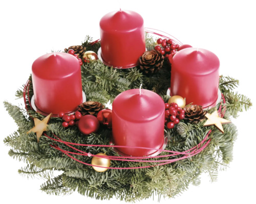 Adventskranz mit vier Stumpenkerzen, Tannenzweigen, Zapfen, Weihnachtskugeln und Sternen für die Weihnachtsdekoration