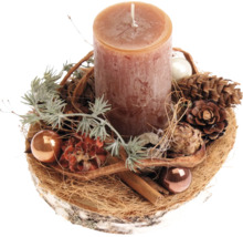Weihnachtliche Tischdekoration mit einer Stumpenkerze auf einer Holzscheibe, verziert mit Zapfen, Weihnachtskugeln und Zimtstangen.