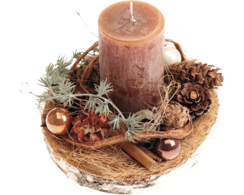 Weihnachtliche Tischdekoration mit einer Stumpenkerze auf einer Holzscheibe, verziert mit Zapfen, Weihnachtskugeln und Zimtstangen.