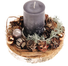 Weihnachtsgesteck auf Birkenholzscheibe mit Stumpenkerze, Tannenzapfen und Dekokugeln.