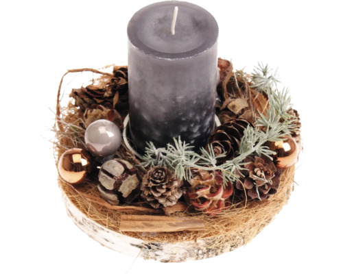 Weihnachtsgesteck auf Birkenholzscheibe mit Stumpenkerze, Tannenzapfen und Dekokugeln.