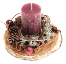 Weihnachtlicher Adventskranz mit Stumpenkerze, Zapfen, Zimtstangen und Kugeln auf Birkenholzscheibe