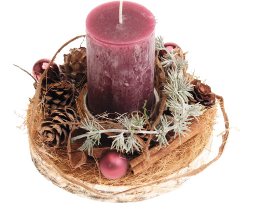 Weihnachtlicher Adventskranz mit Stumpenkerze, Zapfen, Zimtstangen und Kugeln auf Birkenholzscheibe