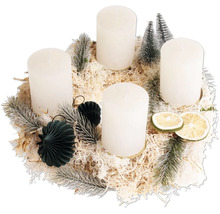 Weihnachtlicher Adventskranz mit vier Stumpenkerzen, geschmückt mit Tannenzweigen, getrockneten Zitronenscheiben und kleinen Papierornamenten.
