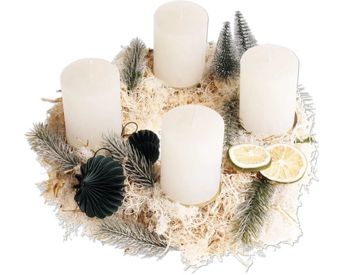 Weihnachtlicher Adventskranz mit vier Stumpenkerzen, geschmückt mit Tannenzweigen, getrockneten Zitronenscheiben und kleinen Papierornamenten.