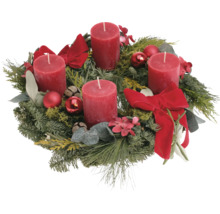 Weihnachtskranz aus Tannen- und Koniferenzweigen mit vier Stumpenkerzen, Schleifen und Dekokugeln als festliche Weihnachtsdekoration.
