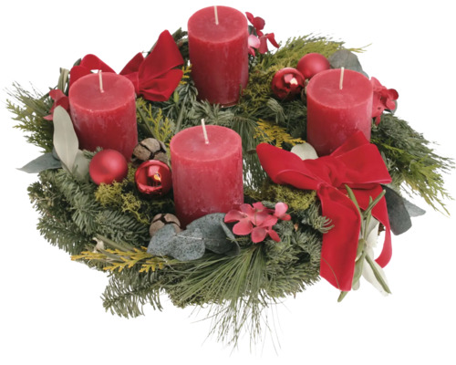 Weihnachtskranz aus Tannen- und Koniferenzweigen mit vier Stumpenkerzen, Schleifen und Dekokugeln als festliche Weihnachtsdekoration.