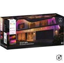 Philips Hue Festavia Lichterkette für den Außenbereich mit zweihundertfünfzig LED Leuchten für smarte Beleuchtung an einem Wohnhaus (Image AI modified or generated)
