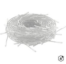 Aufgerollte LED Lichterkette für Innen- und Außenbereiche mit Kabel (Image AI modified or generated)