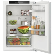 Einbaukühlschrank von Bosch mit VitaFresh XXL Schublade und Cool Airflow Funktion mit Lebensmitteln befüllt