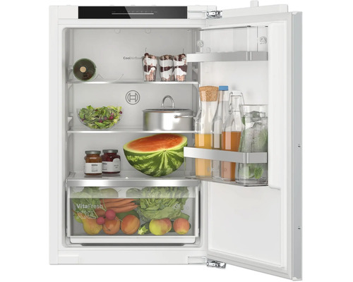 Einbaukühlschrank von Bosch mit VitaFresh XXL Schublade und Cool Airflow Funktion mit Lebensmitteln befüllt