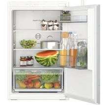 Bosch Einbaukühlschrank mit MultiBox XXL für Obst und Gemüse sowie CoolAirflow System bei geöffneter Tür mit Lebensmitteln befüllt