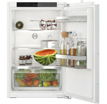 Geöffneter Bosch Einbaukühlschrank mit MultiBox XXL für Obst und Gemüse und CoolAirflow System inklusive Lebensmitteln im Innenraum