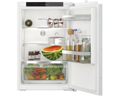 Geöffneter Bosch Einbaukühlschrank mit MultiBox XXL für Obst und Gemüse und CoolAirflow System inklusive Lebensmitteln im Innenraum