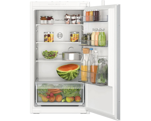 Einbaukühlschrank von Bosch mit geöffneter Tür und gefüllten Ablageflächen sowie einer MultiBox XXL für frische Lebensmittel.