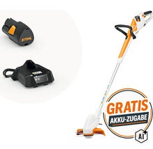 Stihl Akku Rasentrimmer mit Akku und Ladegerät sowie Aktionshinweis auf kostenlose Akku-Zugabe (Image AI modified or generated)