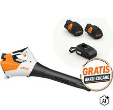 Stihl Akku Laubbläser mit zwei Akkus und Ladegerät sowie Aktionshinweis zur kostenlosen Akku Zugabe (Image AI modified or generated)