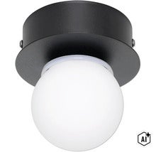 Moderne Deckenleuchte mit kugelförmigem Leuchtenschirm aus Glas und runder Halterung aus Metall (Image AI modified or generated)