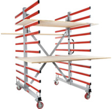 Fahrbares Plattenregal mit zwei Regalebenen aus Holz auf einem Metallgestell mit Rollen für den Transport von Plattenmaterial.