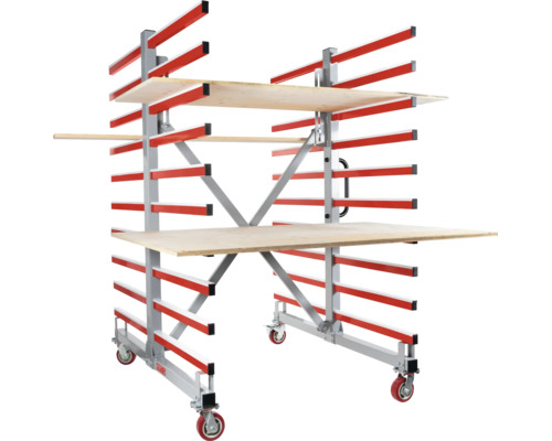 Fahrbares Plattenregal mit zwei Regalebenen aus Holz auf einem Metallgestell mit Rollen für den Transport von Plattenmaterial.