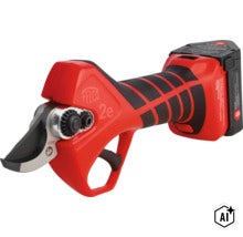 Elektrische Akku-Gartenschere Felco 2e mit ergonomischem Griff für effizientes Schneiden von Zweigen und Ästen im Garten. (Image AI modified or generated)