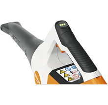 STIHL Akku Laubbläser BGA 57 mit STIHL Logo und Sicherheitshinweisen auf dem Gehäuse.