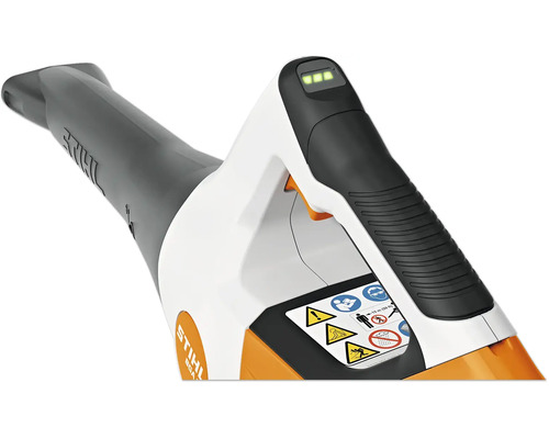 STIHL Akku Laubbläser BGA 57 mit STIHL Logo und Sicherheitshinweisen auf dem Gehäuse.