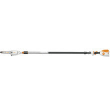 Stihl Akku Hochentaster für Baumpflegearbeiten mit langem Teleskopschaft und Schneidwerkzeug.