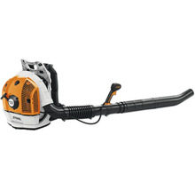 Stihl Laubbläser BR 600 als rückentragbares Gerät für die Gartenpflege