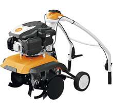 Stihl Motorhacke MH 445 zur Bodenbearbeitung mit Benzinmotor und Hackmesser-Satz.
