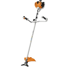 Stihl Freischneider FS 240 C mit Zweihandgriff zur Pflege von Grasflächen und Gestrüpp.