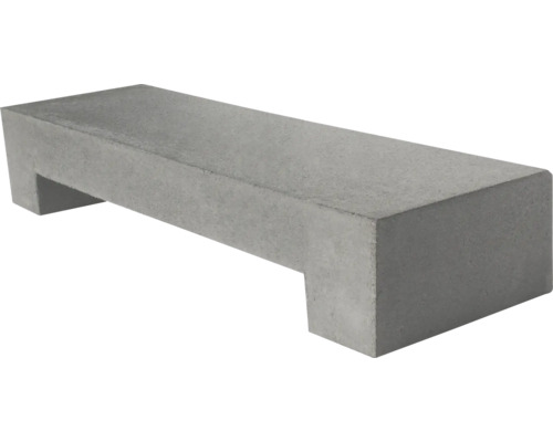 Moderne Gartenbank aus Beton in schlichter geradliniger Bauform für den Außenbereich