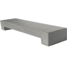 Moderne Gartenbank aus Beton in gerader rechteckiger Form zur Sitzgelegenheit im Außenbereich.