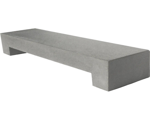 Moderne Gartenbank aus Beton in gerader rechteckiger Form zur Sitzgelegenheit im Außenbereich.