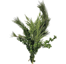 Dekorativer Strauß aus Tannenzweigen und Buchsbaum als weihnachtliches Arrangement.