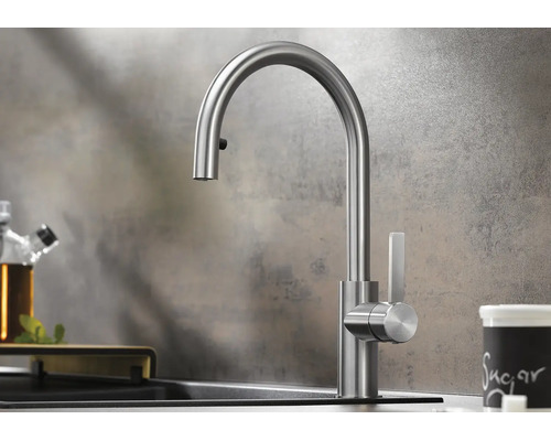 Moderne Küchenarmatur mit Ausziehbrause aus Edelstahl, Einhebelmischer für das Spülbecken.