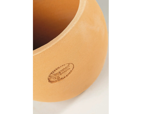 Nahaufnahme eines runden Blumentopfes aus Terracotta mit eingeprägtem Logo.