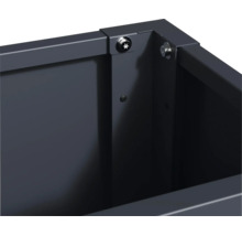Eckverbindung eines Hochbeets aus Metall mit sichtbaren Schraubverbindungen im Detail.