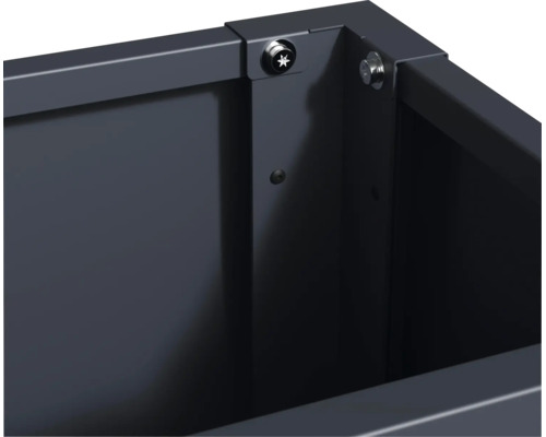 Eckverbindung eines Hochbeets aus Metall mit sichtbaren Schraubverbindungen im Detail.