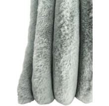 Flauschige Wohndecke aus Kunstfell mit strukturierter Oberfläche.