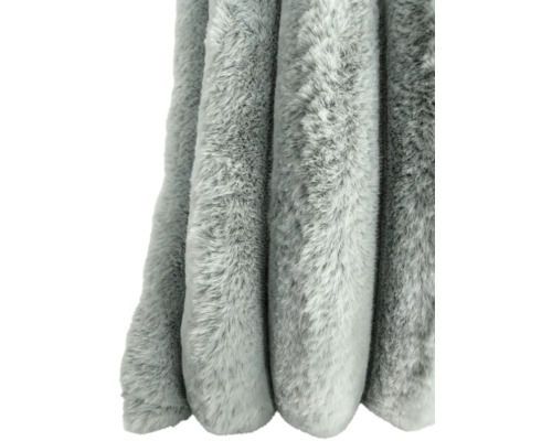 Flauschige Wohndecke aus Kunstfell mit strukturierter Oberfläche.