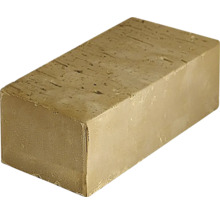 Ein einzelner Kalksandstein im Format Normalformat für Mauerwerk.