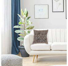 Quadratisches Zierkissen mit Zebra Muster auf einem hellen Sofa in einem modernen Wohnzimmer.