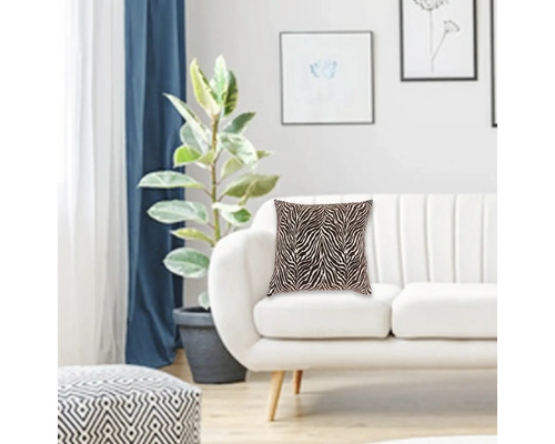 Quadratisches Zierkissen mit Zebra Muster auf einem hellen Sofa in einem modernen Wohnzimmer.