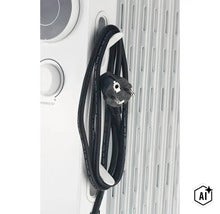 Detailansicht eines elektrischen Konvektors mit integrierter Kabelaufwicklung und Stecker am Gehäuse. (Image AI modified or generated)