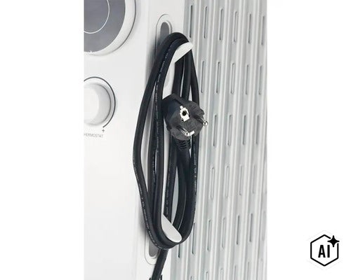 Detailansicht eines elektrischen Konvektors mit integrierter Kabelaufwicklung und Stecker am Gehäuse. (Image AI modified or generated)