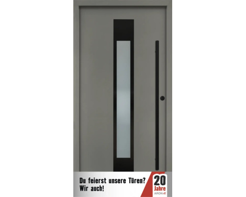 Moderne Haustür mit vertikalem Glaseinsatz und Stangengriff. Enthält Aron Logo für zwanzig Jahre Jubiläum.